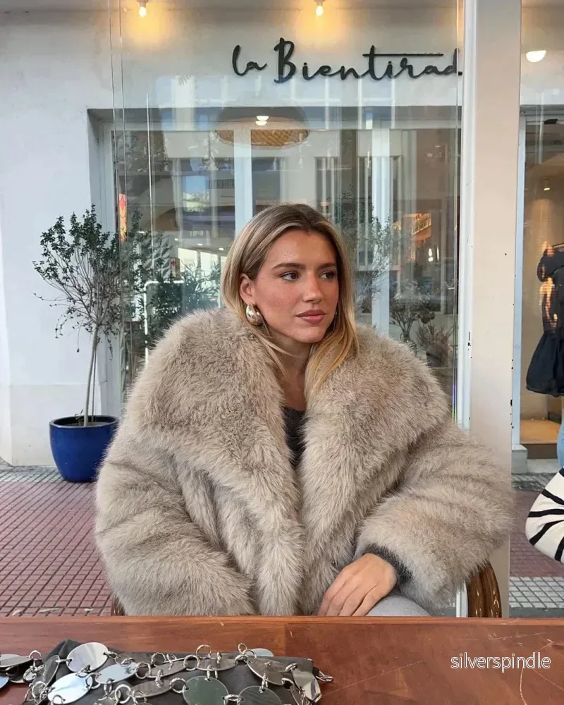 Långlinjekappa i Fuskpäls | Oversized Design med Mjuk Värme | Perfekt för Vinterkomfort Långlinjekappa i Fuskpäls | Oversized Design med Mjuk Värme | Perfekt för Vinterkomfort