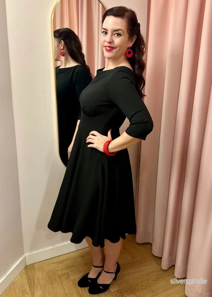 Ruby swingklänning med båthals - granatrött - Bild 3