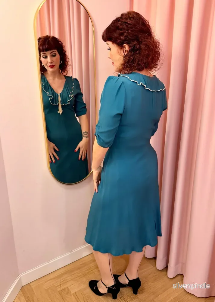 Cora klänning med snedställd skärning - teal - Bild 3