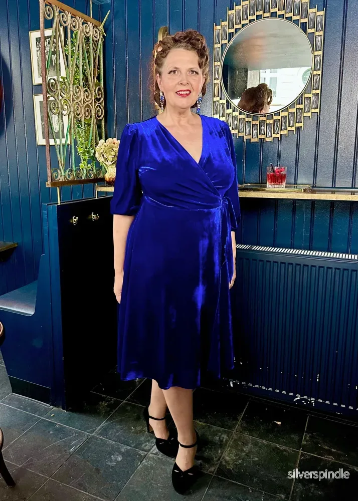 Jane omlottklänning med 3/4 ärmar - blå velour - Bild 3