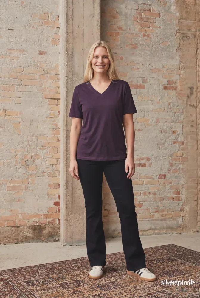 Nugga Basic V-Neck T-Shirt - Aubergine - Bild 3