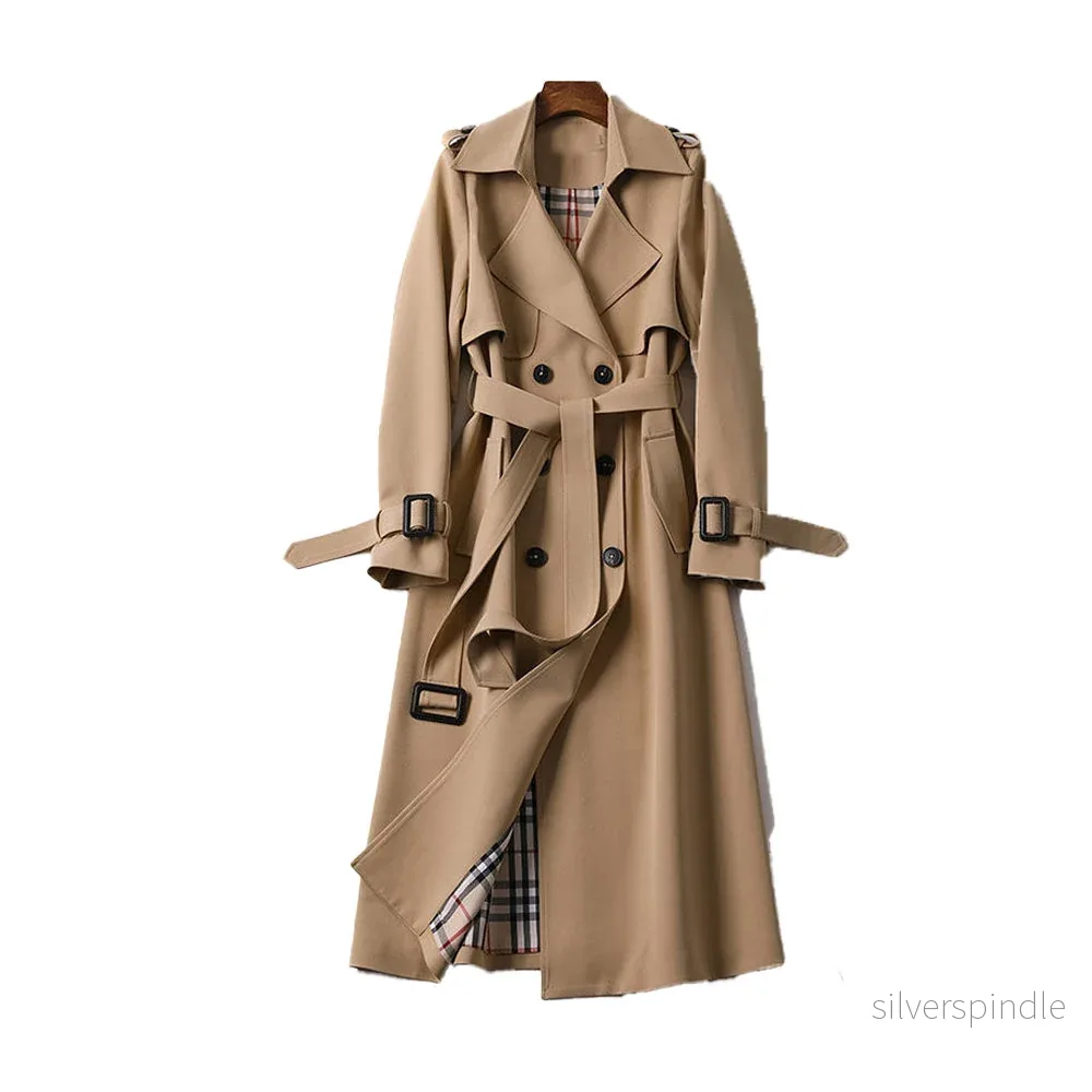 Elegant Utsvängd Kappa | Dubbelknäppt Trenchcoat med Justerbart Bälte | Tidlös Silhuett för Modern Stil Elegant Utsvängd Kappa | Dubbelknäppt Trenchcoat med Justerbart Bälte | Tidlös Silhuett för Modern Stil