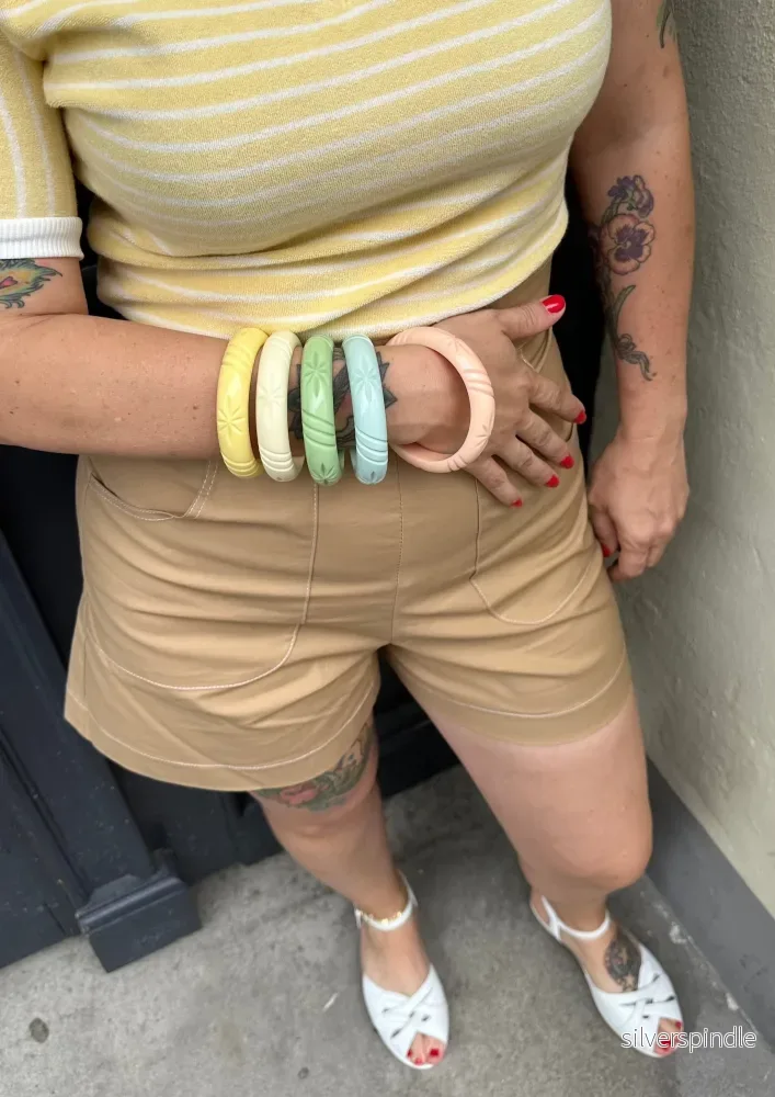 Smalt armband i 1950-talsstil - persika - Bild 2