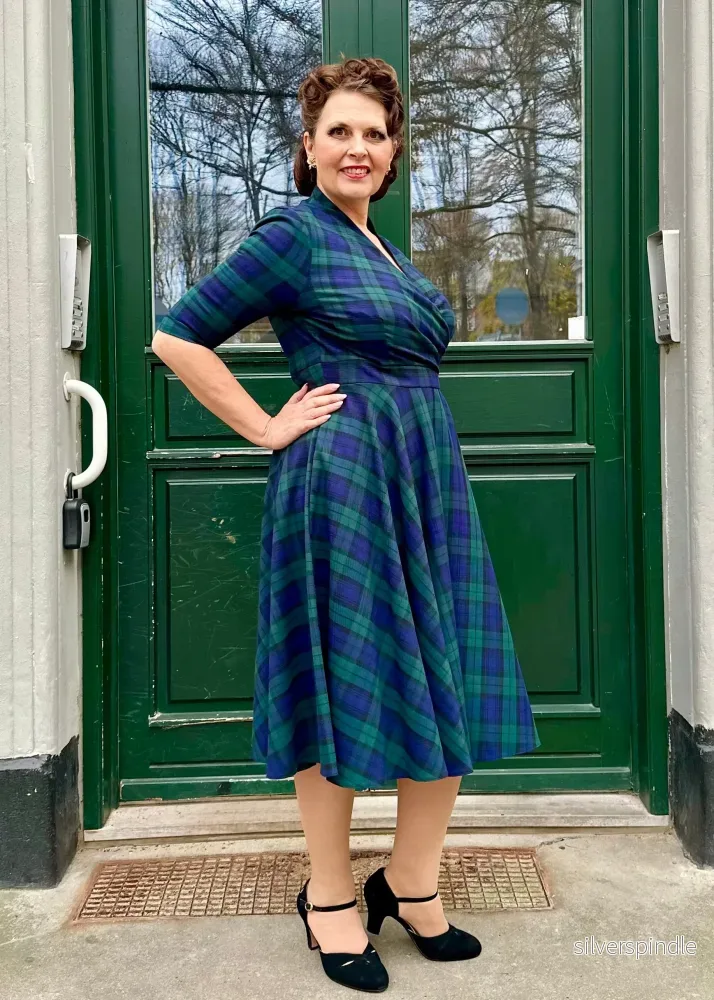 Leyla svängklänning med faux omslag - rutig - Bild 2