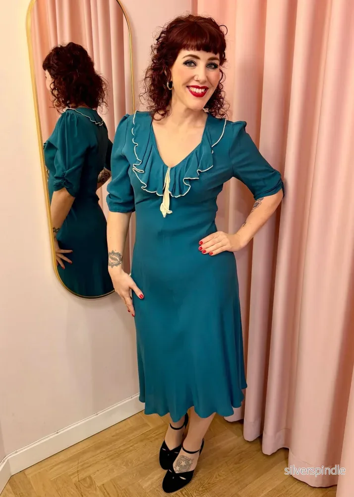 Cora klänning med snedställd skärning - teal - Bild 2