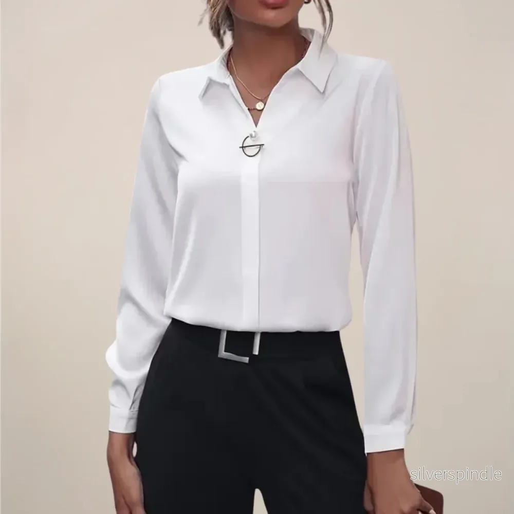 Elegant | Svart Blus med Krage och Minimalistisk Drapering | Perfekt för Arbete och Fritid - Bild 2