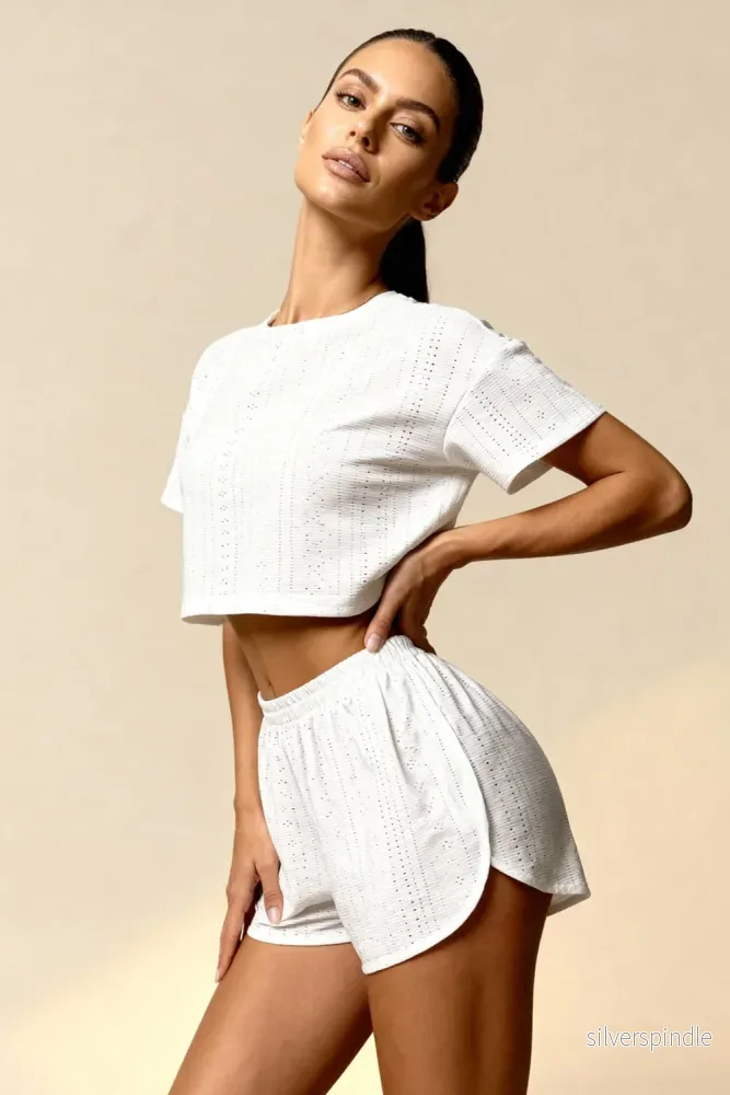 Clarissa | Elegant Sommarpyjamasset med Broderi och Kortärmad Crop Top - Bild 2