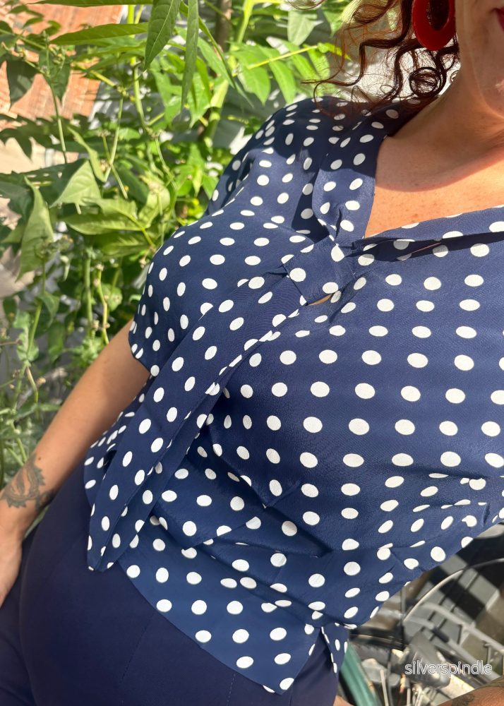 Bonnie kortärmad skjorta i sailorstil - marinblå med prickar - Bild 3
