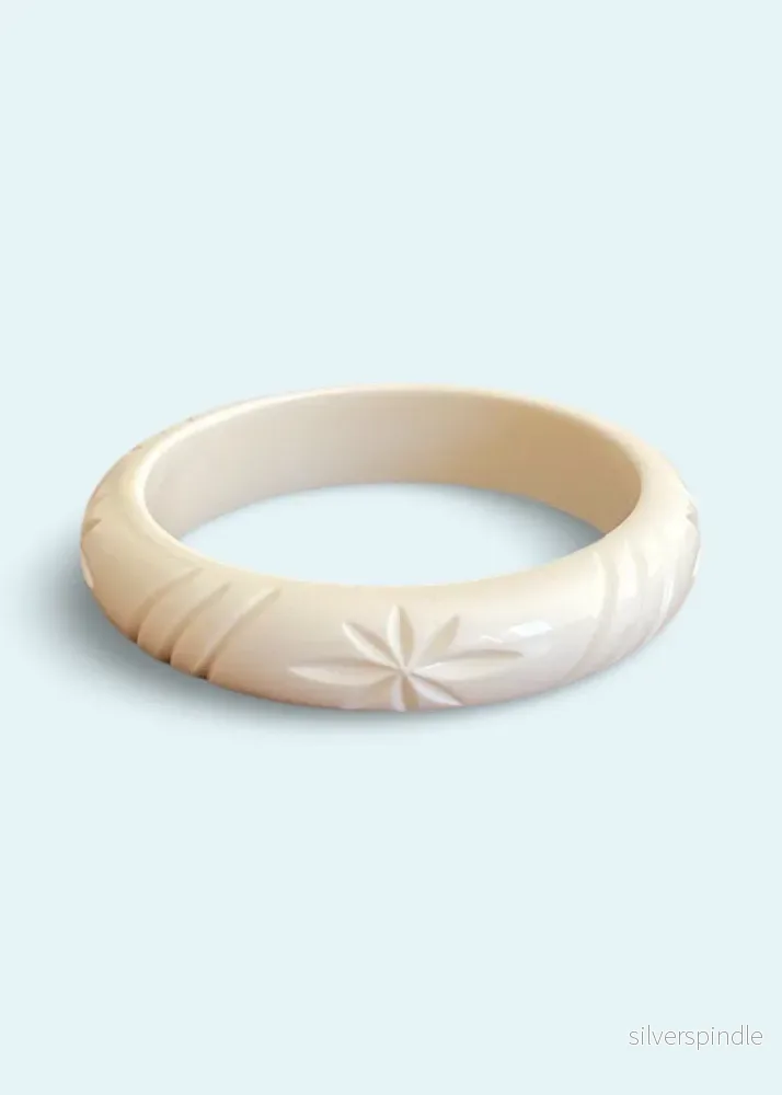 Smalt armband i 1950-talsstil - creme