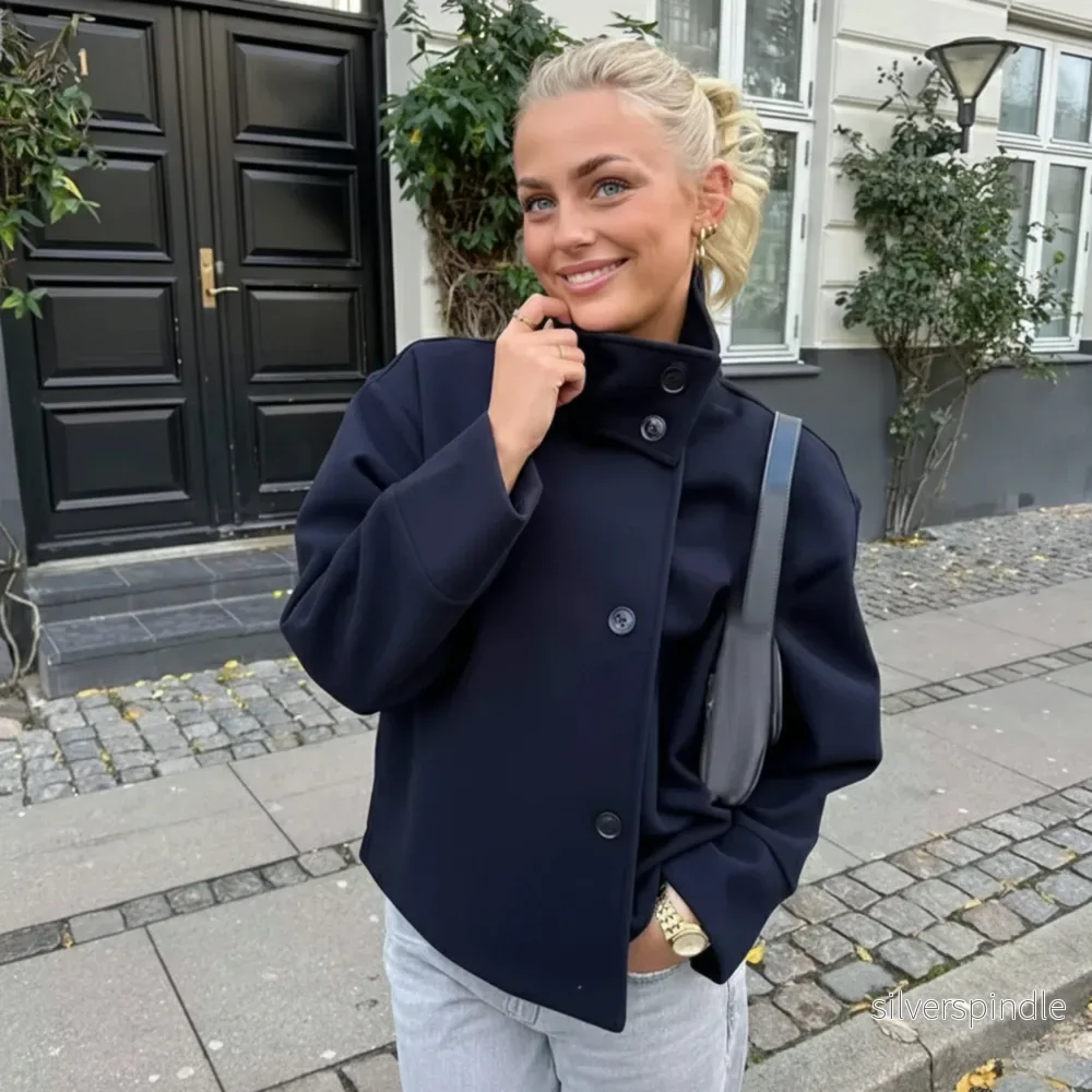 Elegant Kappa | Kort Dubbelknäppt Kappa med Lyxigt Tyg | Mångsidig Stil för Alla Tillfällen - Bild 2