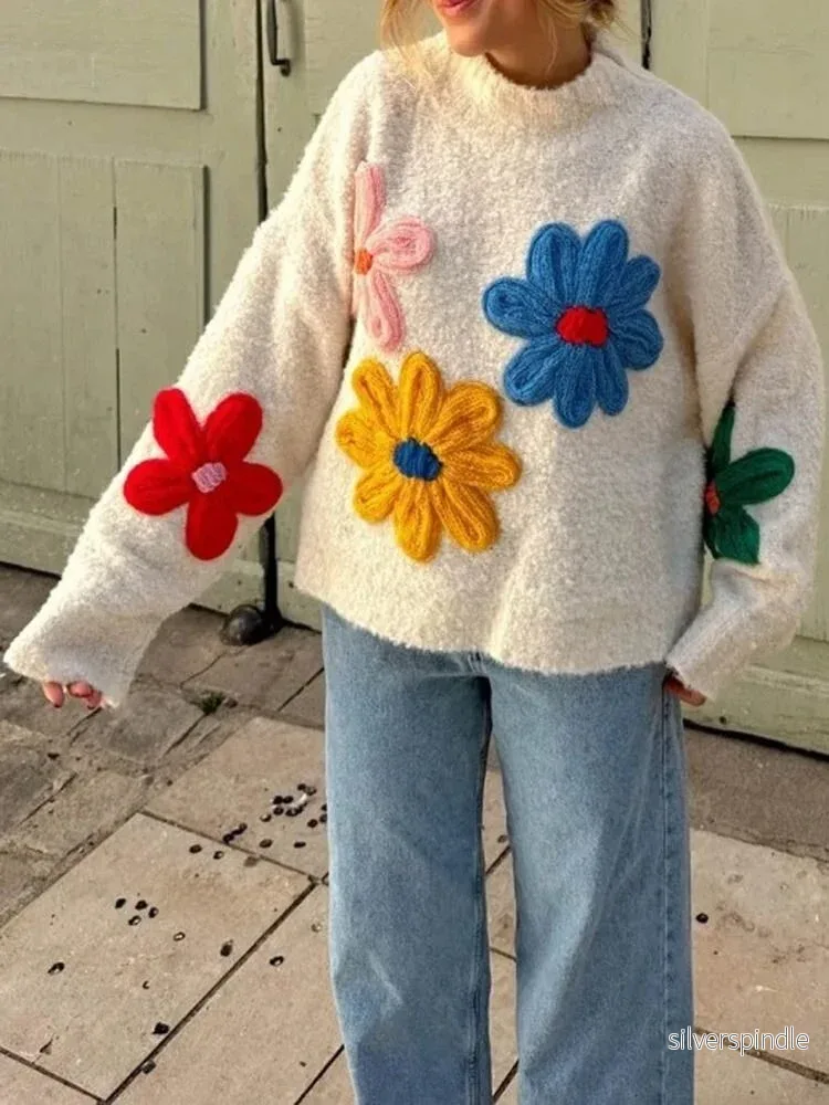 Vita | Stickad Tröja Dam med 3D-Blommor | Chunky Design för Komfort och Stil - Bild 2