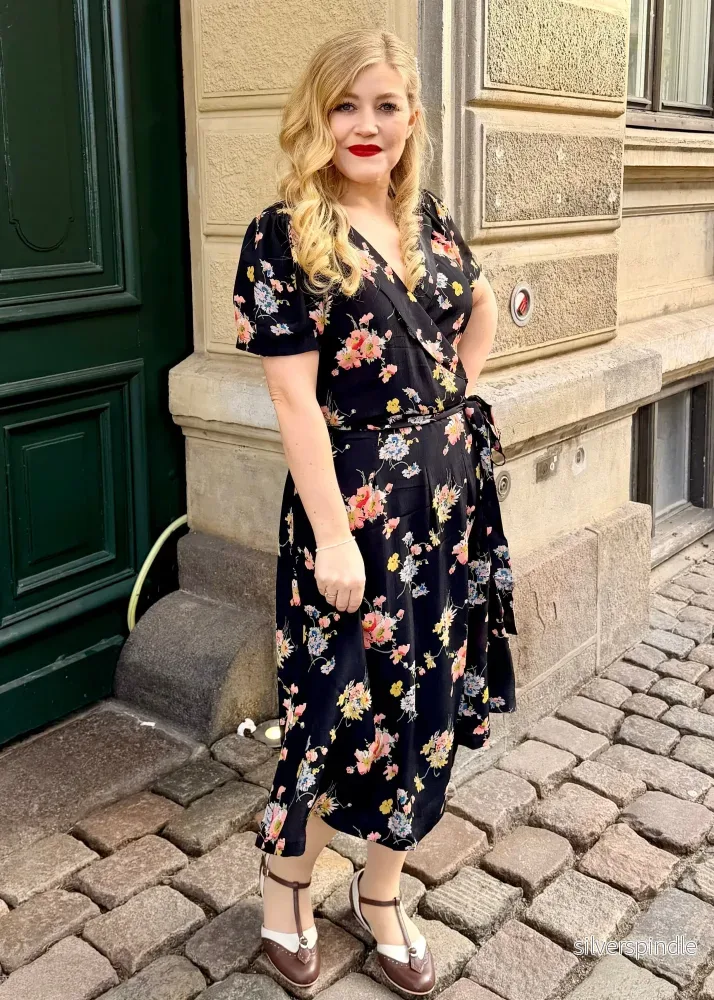 Slåom klänning - svart med Mayflower-tryck - Bild 2