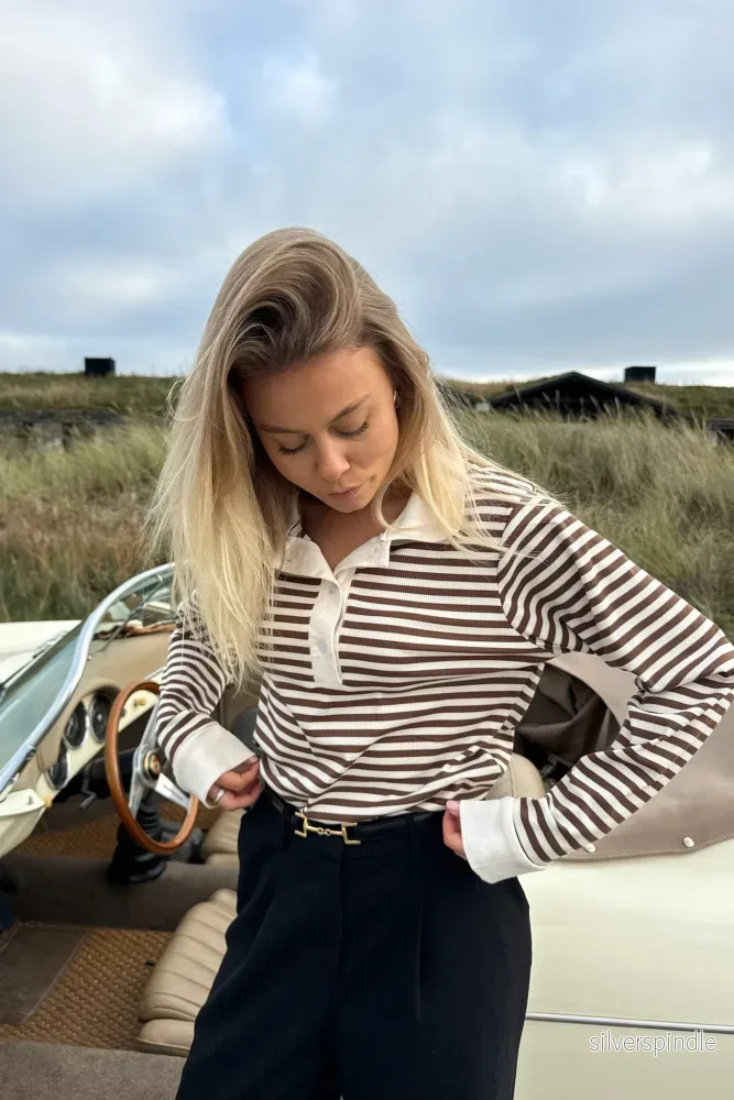 Sofia | Långärmad Pikétröja Dam med Bruna Ränder och Vit Krage - Bild 2