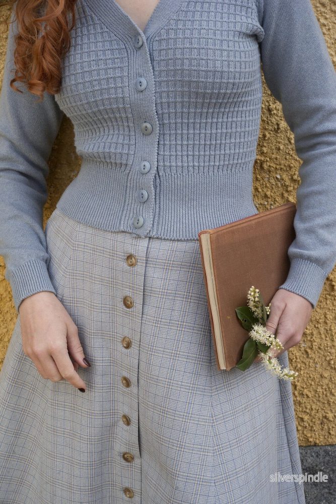 The Cable Knit College Cardigan - Ljus dov blå - Bild 3