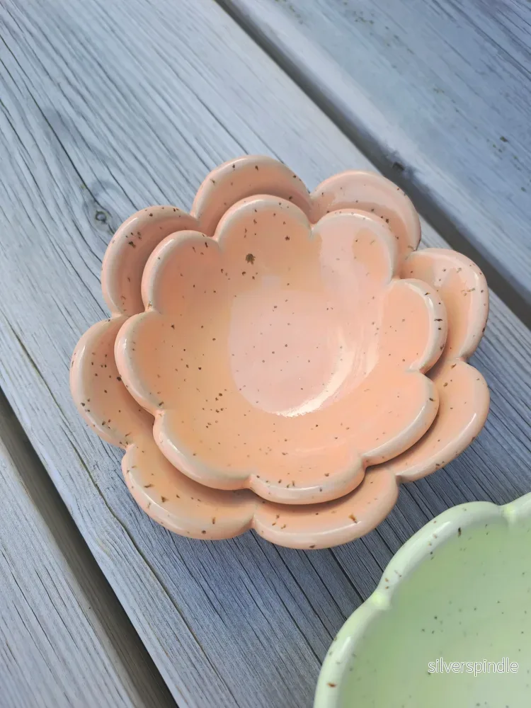 BLOMSKÅL MELLAN finns i flera färger