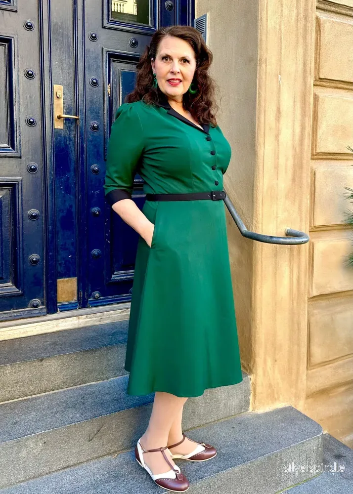 Betty skjortklänning - mörkgrön med svart krage - Bild 2