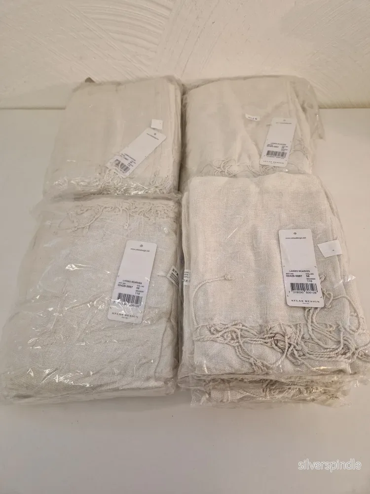 20st gräddvita scarves. Nya i förpackning 20st gräddvita scarves. Nya i förpackning
