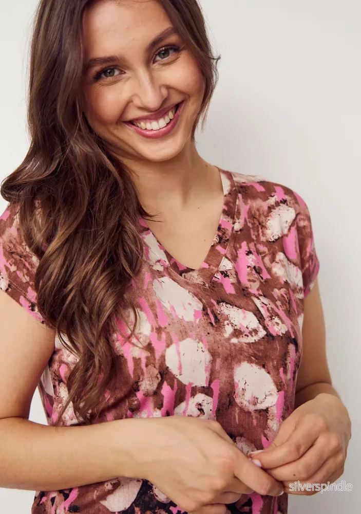 Louis Printed V-Neck T-Shirt - Luxury Camel w/Pink - Bild 2