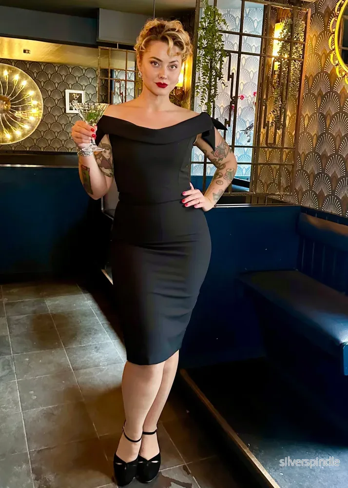 Tilly pennklänning med off shoulder - svart - Bild 3