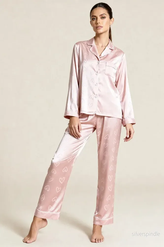 Mia | Elegant Satin Pyjamas Set med Hjärtmönster för Dam Mia | Elegant Satin Pyjamas Set med Hjärtmönster för Dam