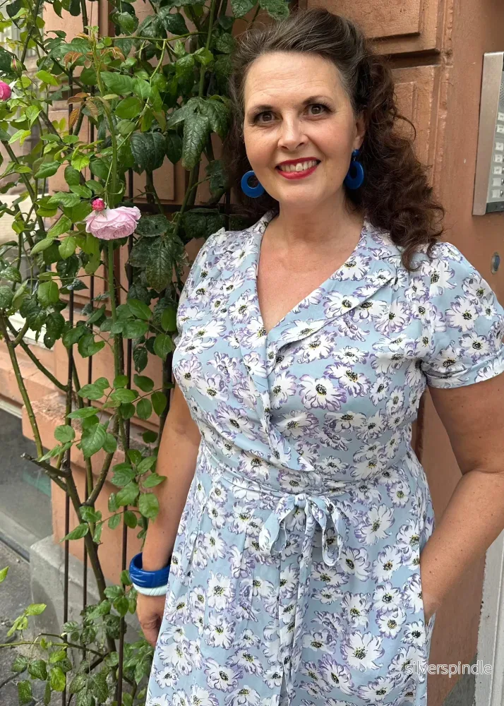 Omlottklänning i vintagestil - prästkragemönster - Bild 2