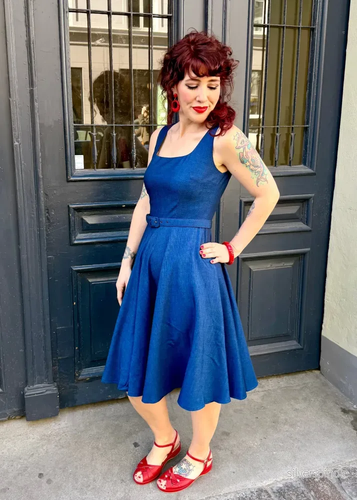 Rosie swingklänning med breda axelband - denimlook - Bild 3