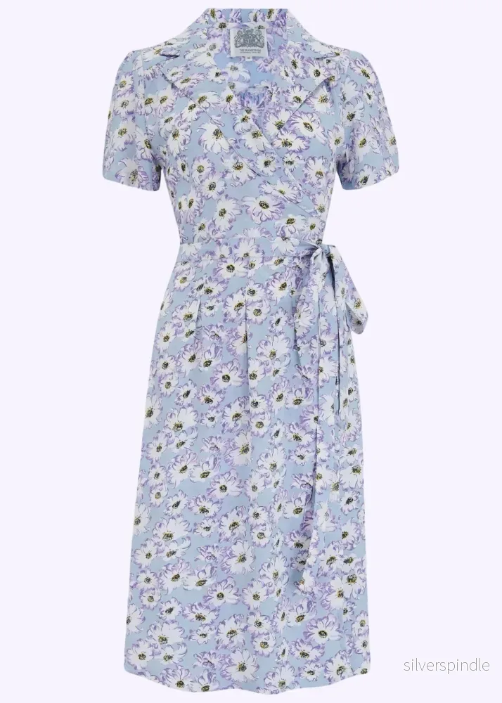 Omlottklänning i vintagestil – prästkragemönster Omlottklänning i vintagestil – prästkragemönster