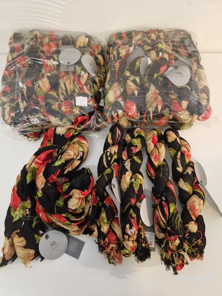 25st blommiga scarves. Nya i förpackning 25st blommiga scarves. Nya i förpackning
