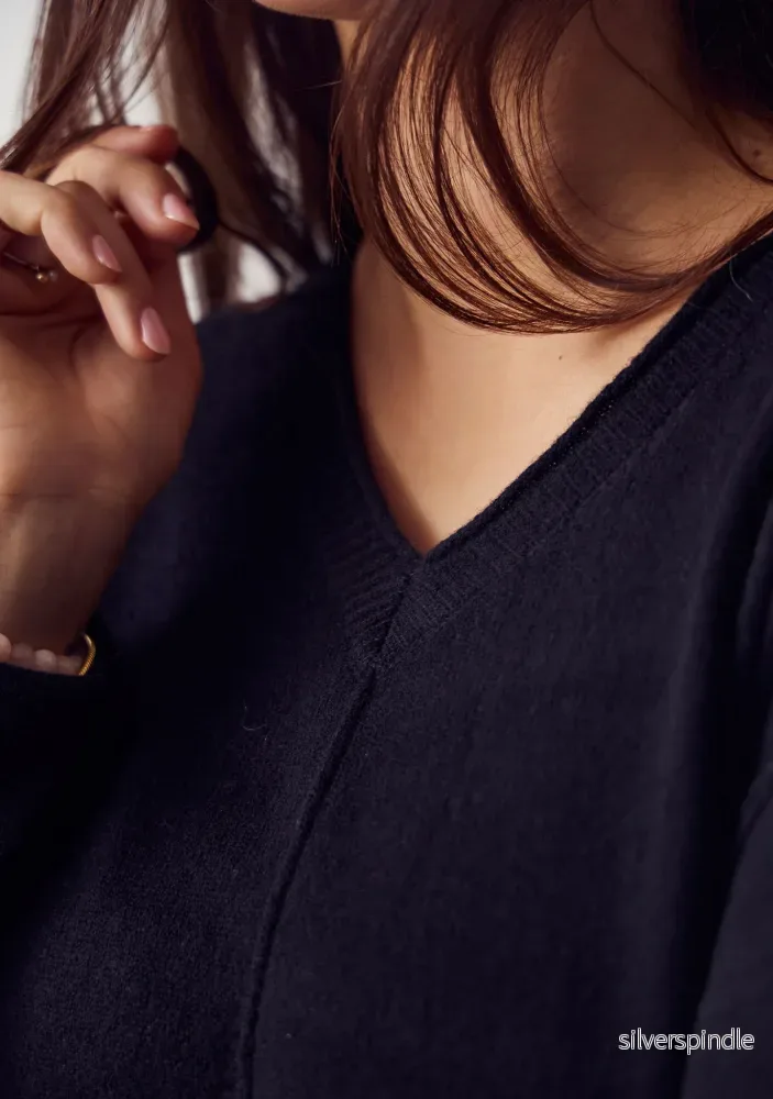 Robin V-Neck Pullover - Black - Bild 3
