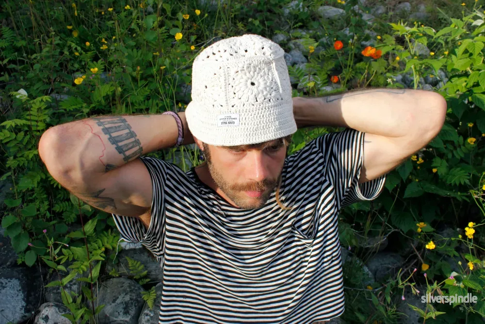 All white crochet bucket hat by Stina Knits - Bild 3