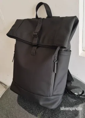 Vattentät Reseryggsäck med Rolltop Design och Justerbar Kapacitet | Perfekt för Äventyr och Pendling - Bild 3