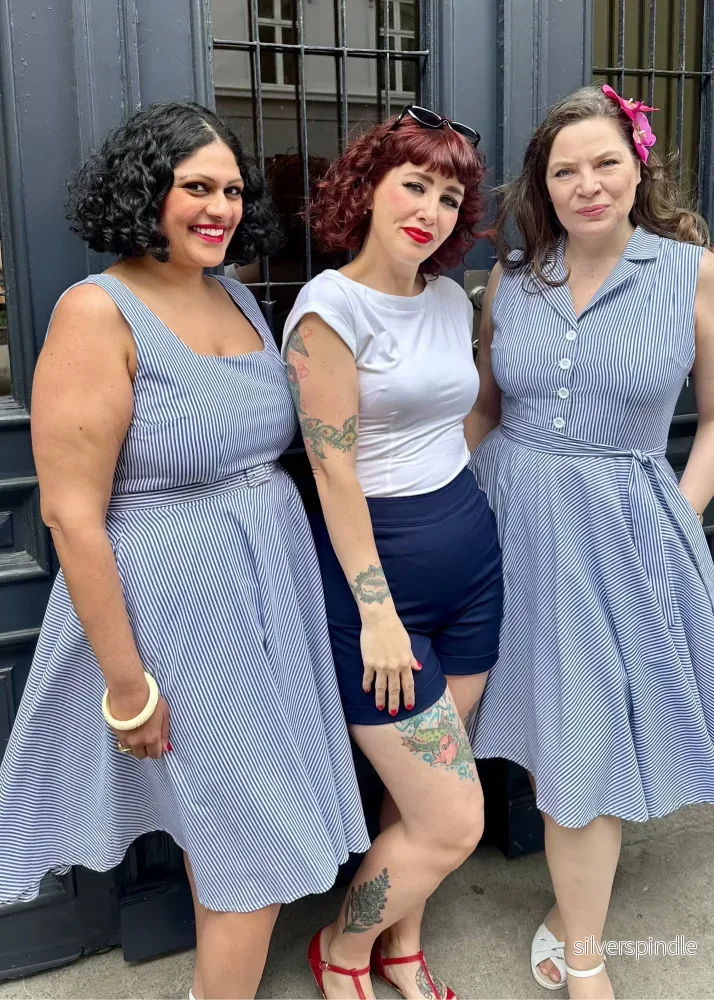 Rosie swingklänning med breda band - blå och vita ränder - Bild 3