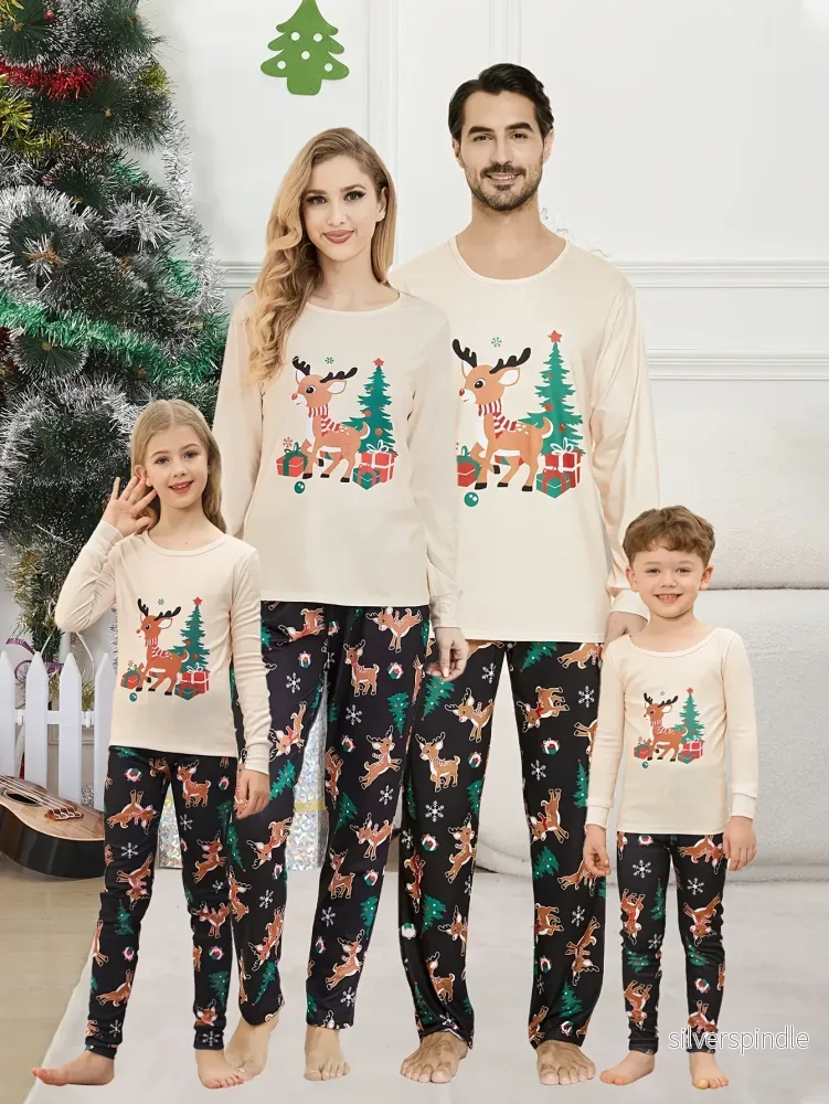Familjepyjamas | Beige Julpyjamas med Ren- och Julgransgrafik | Mjuk Komfort för Festliga Stunder