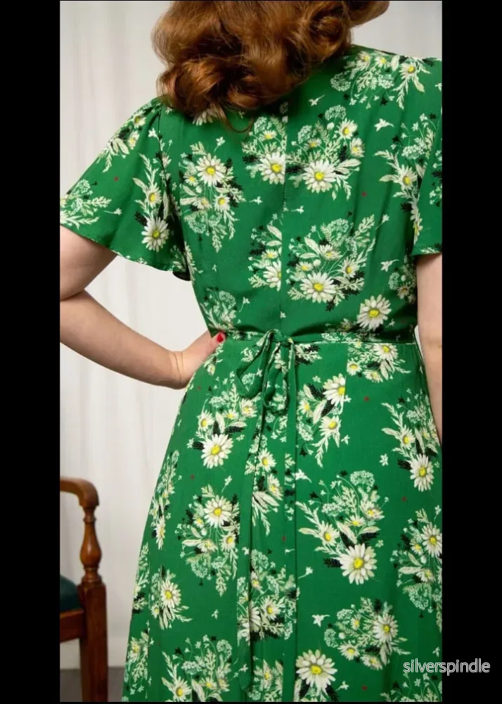 Betty A-linjeformad klänning - grön blommig - Bild 3