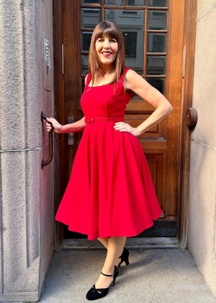 Rosie swingklänning med breda axelband - röd - Bild 2