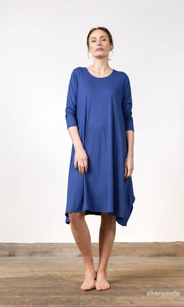 Viskosklänning, a-linjeformad och oversize Viskosklänning, a-linjeformad och oversize
