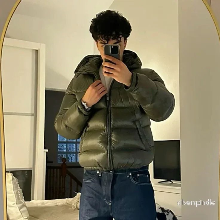 Cropped Quiltad Jacka för Män med Integrerad Huva | Modern Design för Värme och Stil - Bild 3