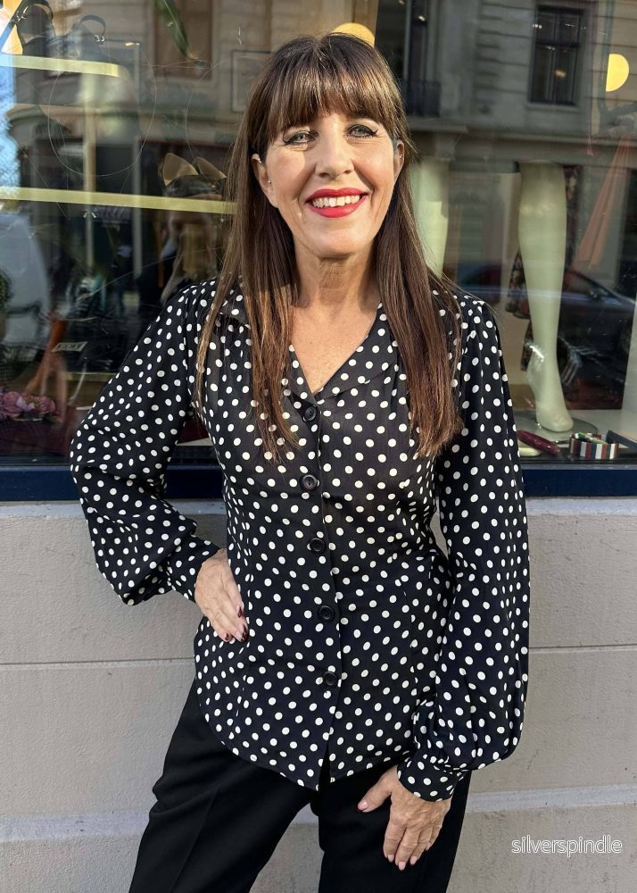 Poppy skjortblus i vintagestil - svart med prickar - Bild 2