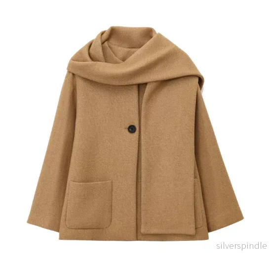 Elegant Vinterkappa Dam med Sjalkrage & Matchande Halsduk | Tidlös Stil för Kalla Dagar Elegant Vinterkappa Dam med Sjalkrage & Matchande Halsduk | Tidlös Stil för Kalla Dagar