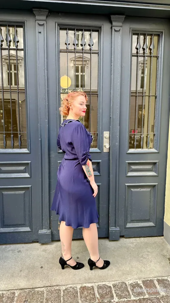 Cora klänning med snedställd skärning - marinblå - Bild 3