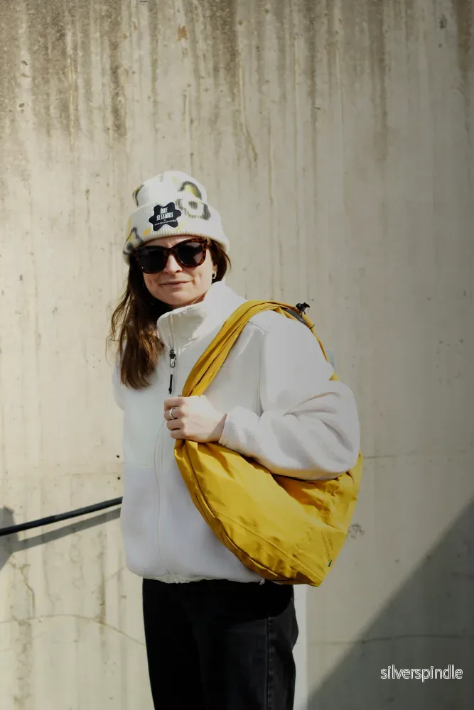 Slungan, mustard yellow 03. - Unik axelväska sydd av återbrukad Klättermusen-jacka – handgjord i Åre - Bild 3