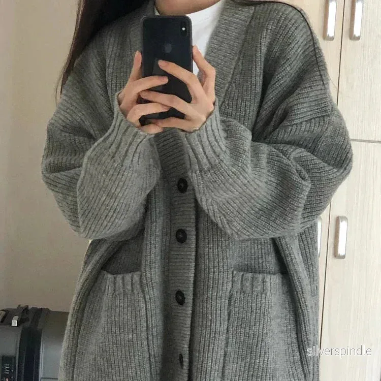 Olivia | Oversized Lång Stickad Kofta Med Knappstängning - Bild 2