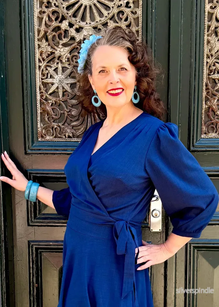 Feminin omlottblus - navy linen - Bild 2