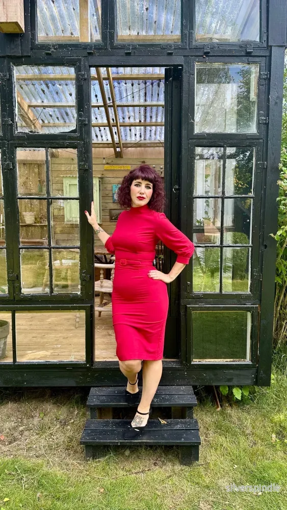 Audrey högkragad pennklänning med 3/4-ärmar - röd - Bild 3