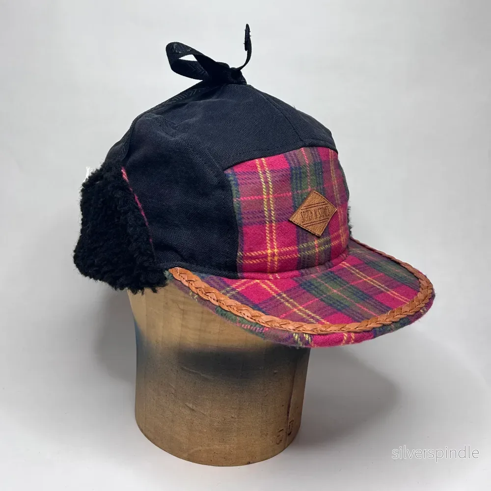 Vinterkeps 56-57cm – svart jeans, rutig flannel Vinterkeps 56-57cm – svart jeans, rutig flannel
