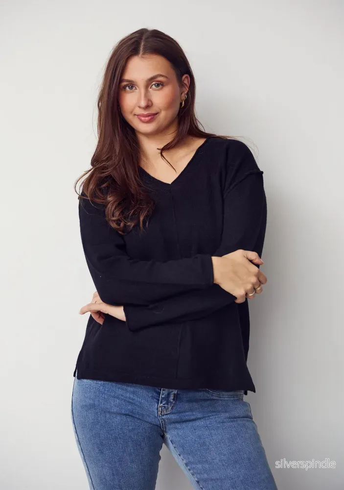 Robin V-Neck Pullover – Black Robin V-Neck Pullover – Black