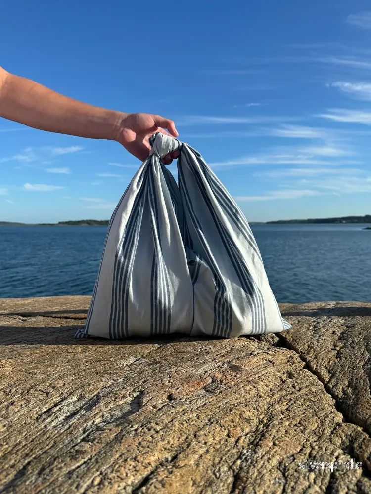 Väska – Randig i blå toner | Small