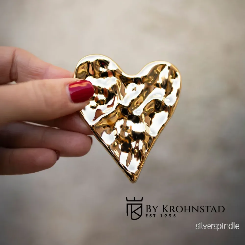 Gold heart brooch Gold heart brooch