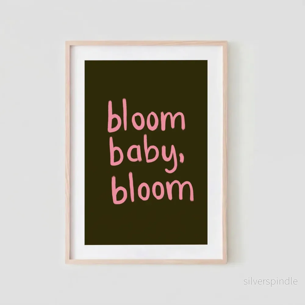Bloom, Baby, Bloom – Typografisk Poster i Rosa och Brunt - Bild 2