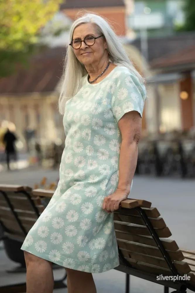 Mjukt formad basklänning i linviscose